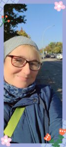 Frau mit roter Brille in blauer Herbstkleidung